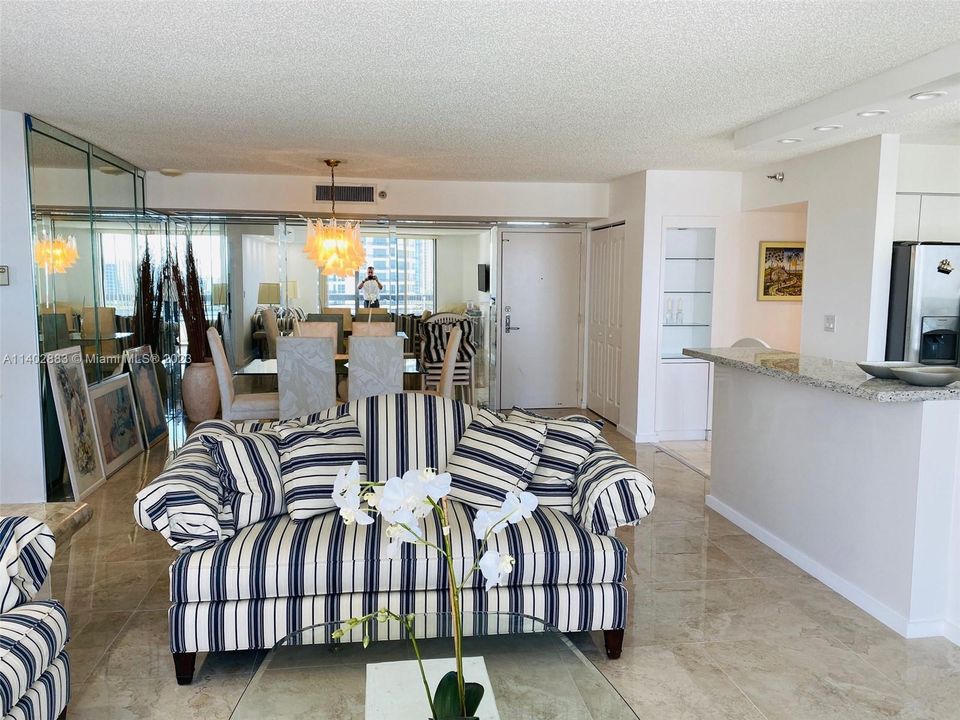 Recently Rented: $3,400 (2 beds, 2 baths, 1365 Square Feet)