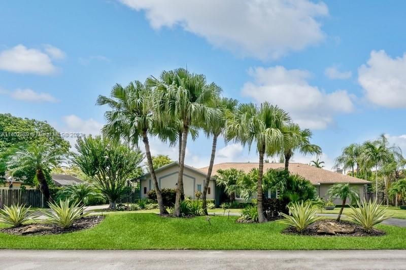 Recently Sold: $1,200,000 (4 beds, 2 baths, 2563 Square Feet)