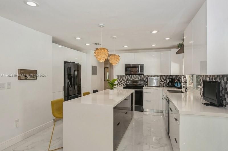 Recently Sold: $1,200,000 (4 beds, 2 baths, 2563 Square Feet)