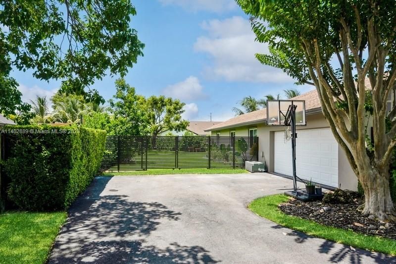 Recently Sold: $1,200,000 (4 beds, 2 baths, 2563 Square Feet)