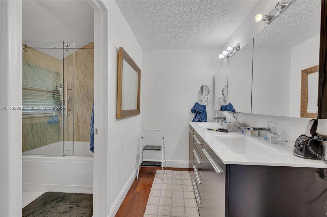 Recently Sold: $550,000 (2 beds, 2 baths, 1578 Square Feet)