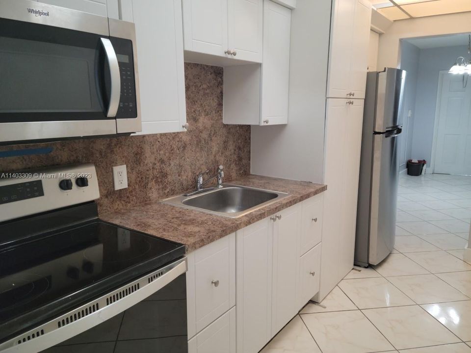 For Sale: $180,000 (1 beds, 1 baths, 826 Square Feet)