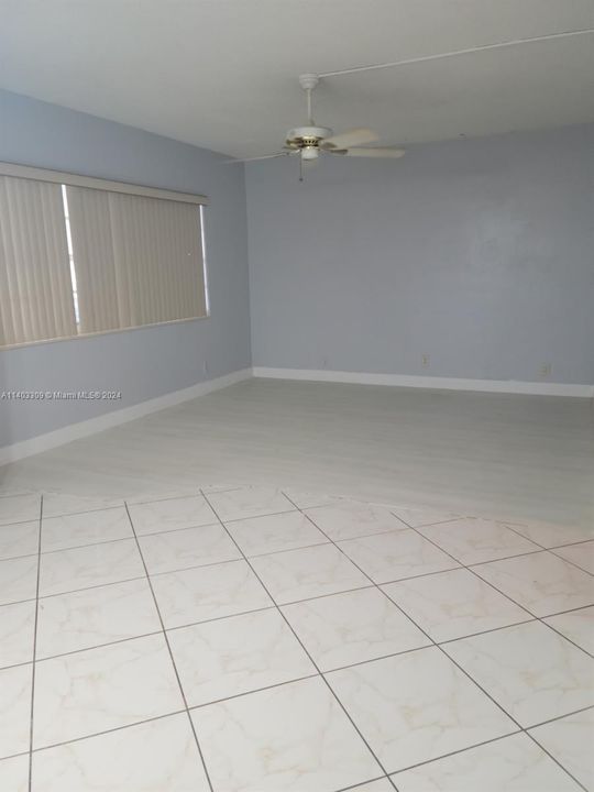 For Sale: $180,000 (1 beds, 1 baths, 826 Square Feet)
