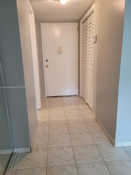 For Sale: $185,000 (1 beds, 1 baths, 676 Square Feet)