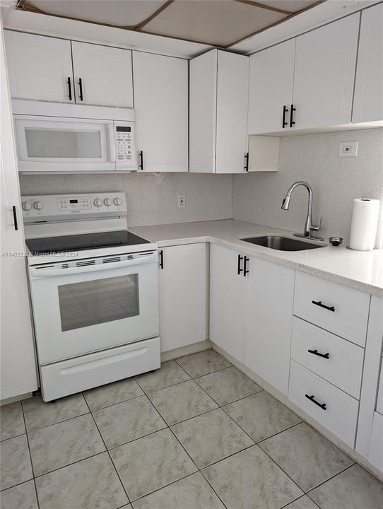 For Sale: $185,000 (1 beds, 1 baths, 676 Square Feet)