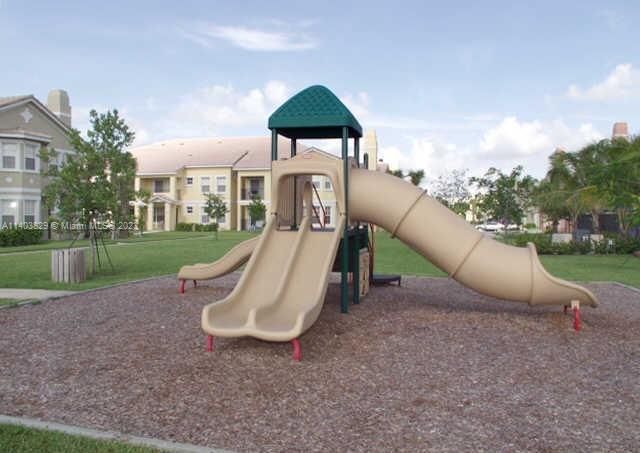 最近售出: $235,000 (2 贝兹, 2 浴室, 1276 平方英尺)