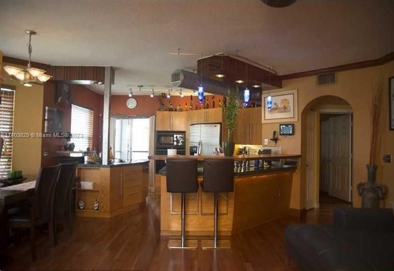 最近售出: $235,000 (2 贝兹, 2 浴室, 1276 平方英尺)