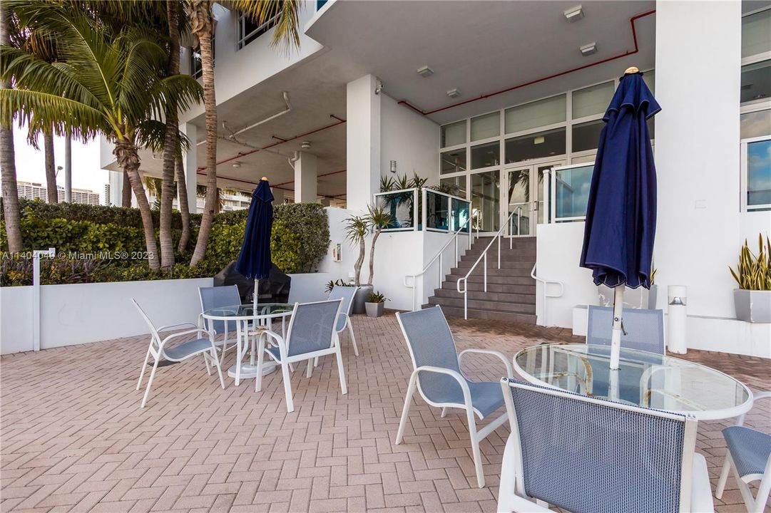 Recently Sold: $579,000 (1 beds, 2 baths, 950 Square Feet)