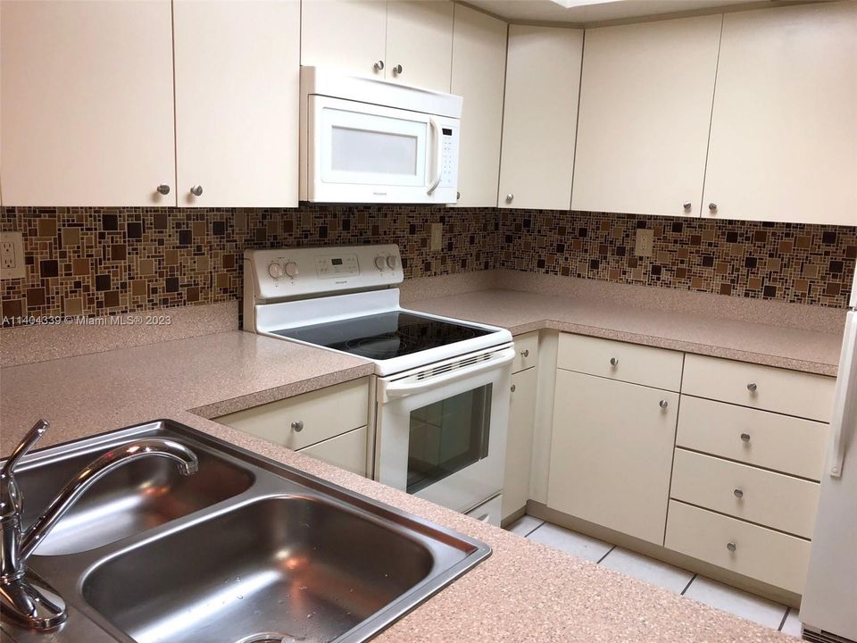 Recientemente alquilado: $2,200 (2 camas, 2 baños, 1005 Pies cuadrados)