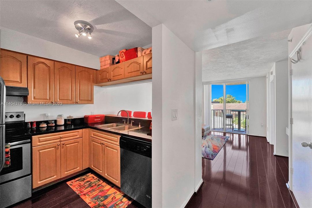 For Sale: $299,000 (1 beds, 1 baths, 635 Square Feet)