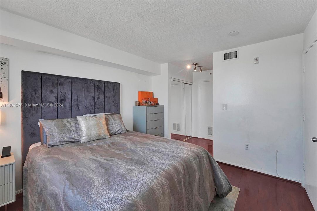 For Sale: $299,000 (1 beds, 1 baths, 635 Square Feet)