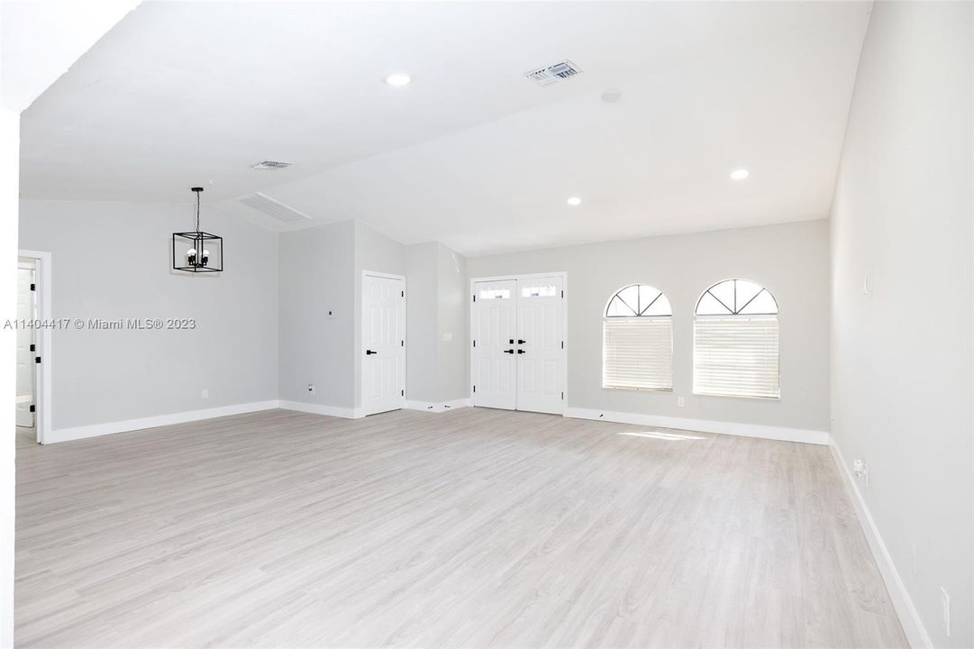 Recently Rented: $2,600 (4 beds, 2 baths, 1435 Square Feet)