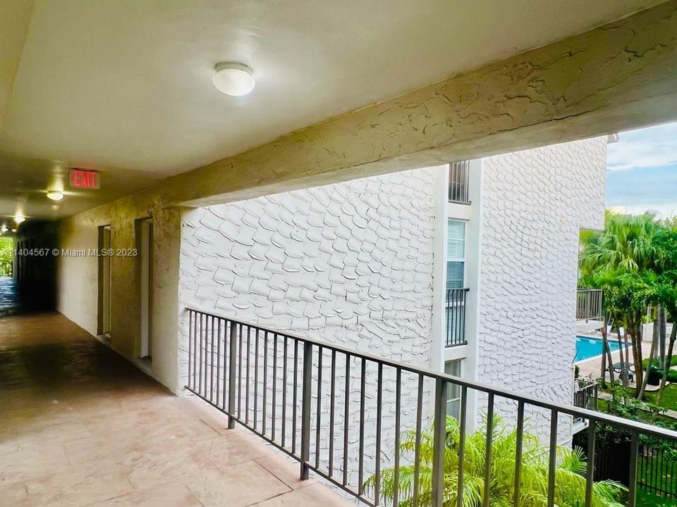 Corner unit has no neighbor to the right.