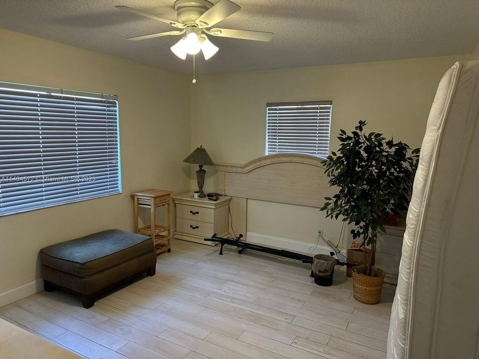 Vendido Recientemente: $300,000 (3 camas, 2 baños, 1229 Pies cuadrados)