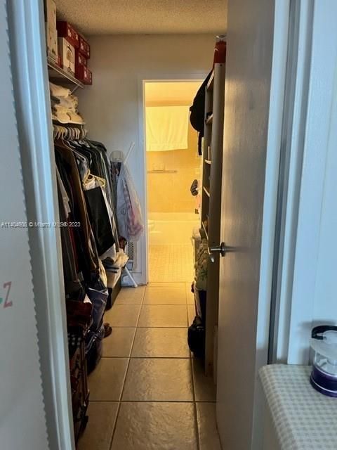 WALK IN CLOSET