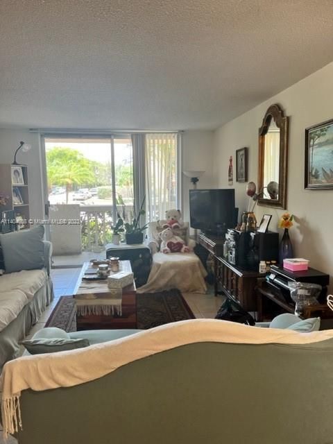 Recently Sold: $200,000 (1 beds, 1 baths, 714 Square Feet)