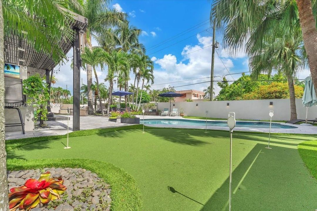 Recently Sold: $2,799,000 (5 beds, 3 baths, 5715 Square Feet)