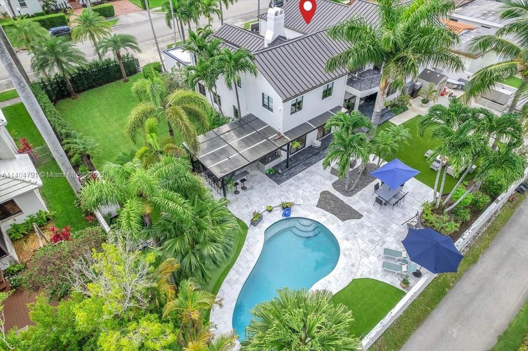 Vendido Recientemente: $2,799,000 (5 camas, 3 baños, 5715 Pies cuadrados)