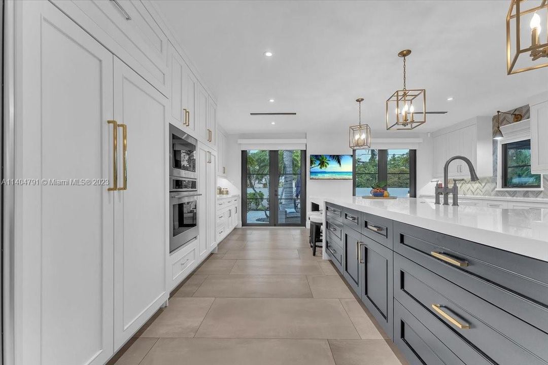 Recently Sold: $2,799,000 (5 beds, 3 baths, 5715 Square Feet)