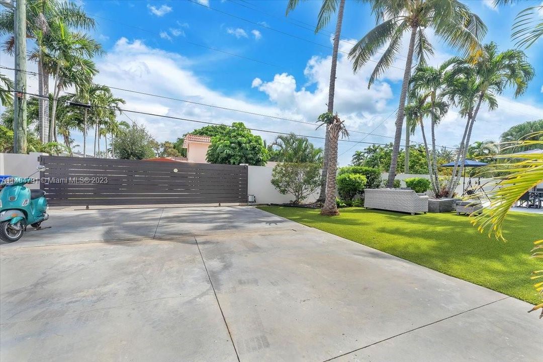 Vendido Recientemente: $2,799,000 (5 camas, 3 baños, 5715 Pies cuadrados)