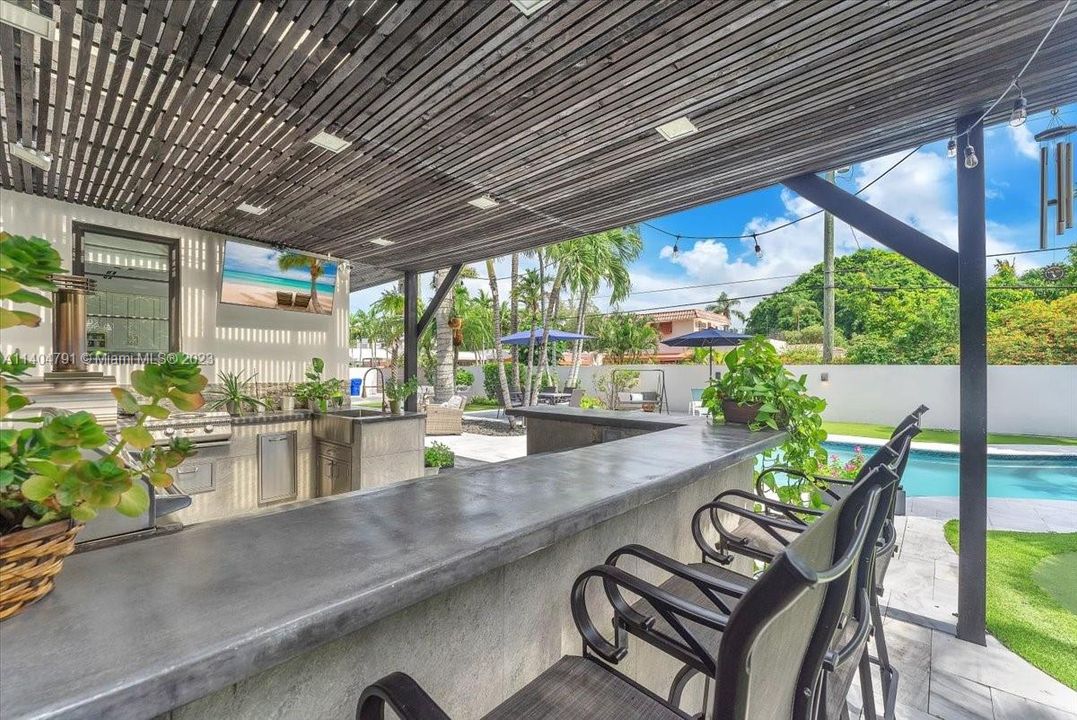 Vendido Recientemente: $2,799,000 (5 camas, 3 baños, 5715 Pies cuadrados)