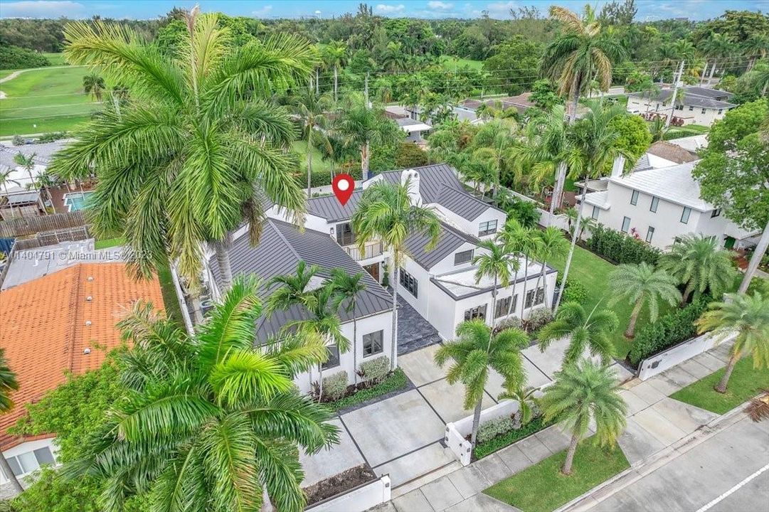 Vendido Recientemente: $2,799,000 (5 camas, 3 baños, 5715 Pies cuadrados)