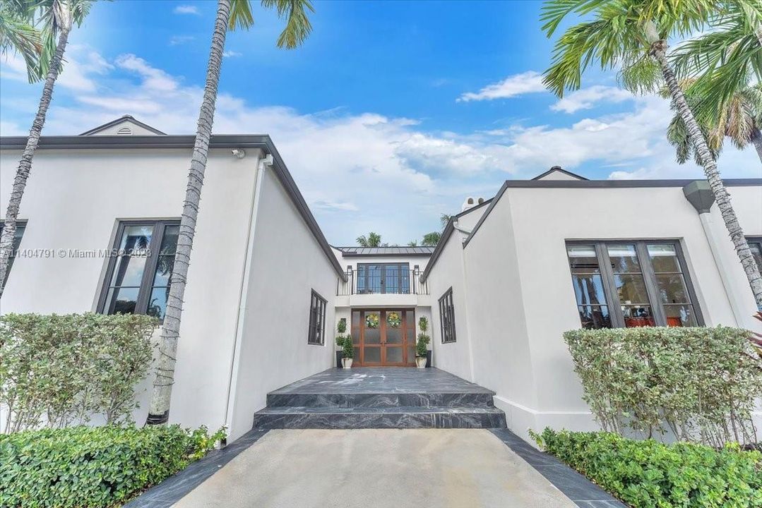 Recently Sold: $2,799,000 (5 beds, 3 baths, 5715 Square Feet)