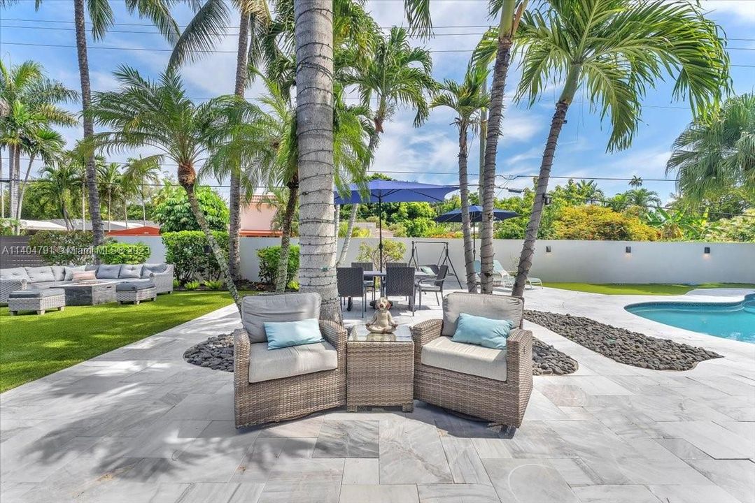 Recently Sold: $2,799,000 (5 beds, 3 baths, 5715 Square Feet)