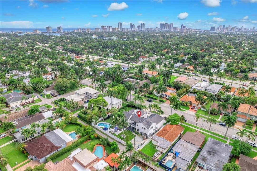 Vendido Recientemente: $2,799,000 (5 camas, 3 baños, 5715 Pies cuadrados)