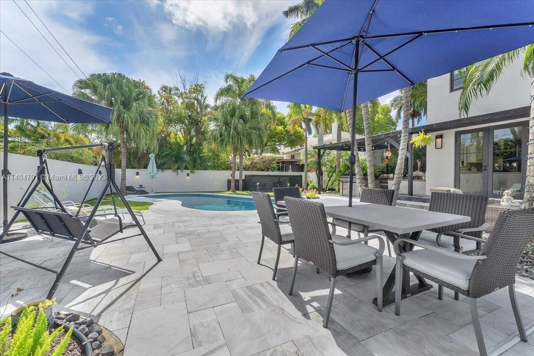 Recently Sold: $2,799,000 (5 beds, 3 baths, 5715 Square Feet)