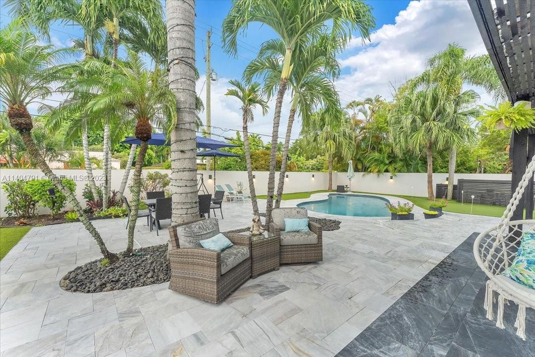 Recently Sold: $2,799,000 (5 beds, 3 baths, 5715 Square Feet)