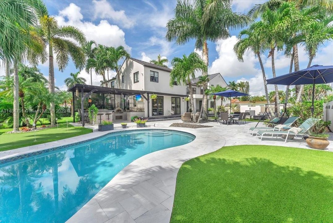 Recently Sold: $2,799,000 (5 beds, 3 baths, 5715 Square Feet)