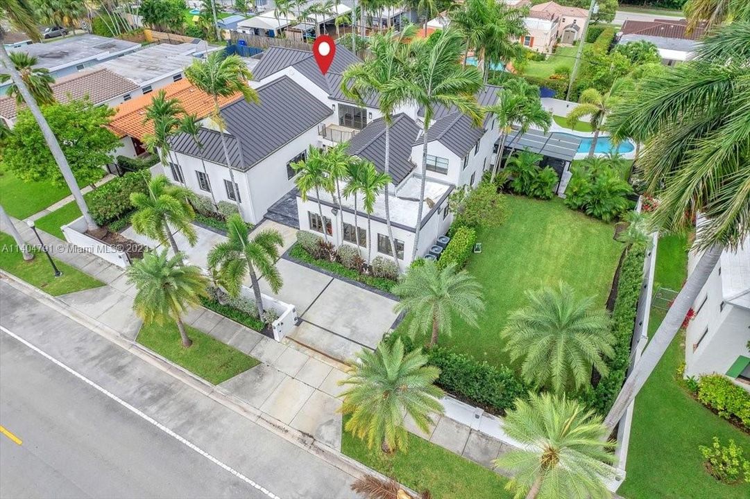 Recently Sold: $2,799,000 (5 beds, 3 baths, 5715 Square Feet)