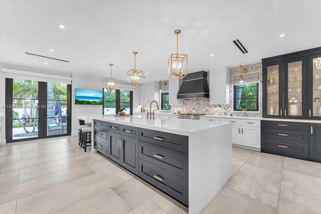 Recently Sold: $2,799,000 (5 beds, 3 baths, 5715 Square Feet)