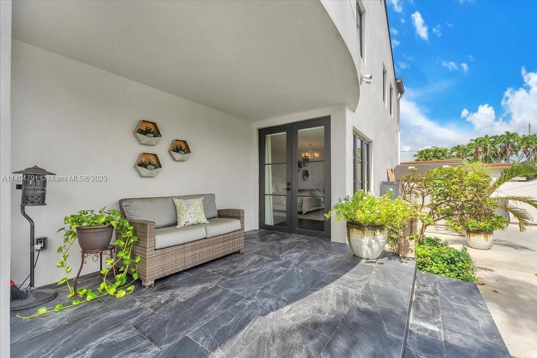 Recently Sold: $2,799,000 (5 beds, 3 baths, 5715 Square Feet)