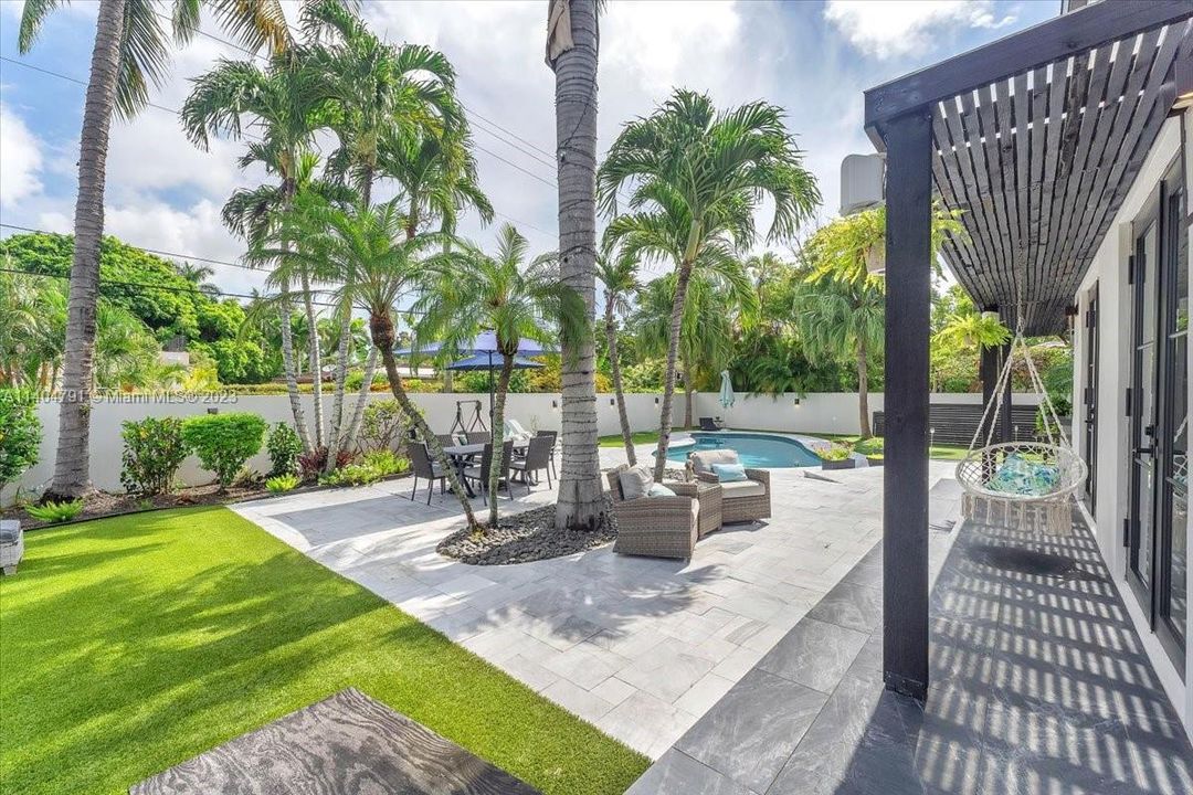 Recently Sold: $2,799,000 (5 beds, 3 baths, 5715 Square Feet)