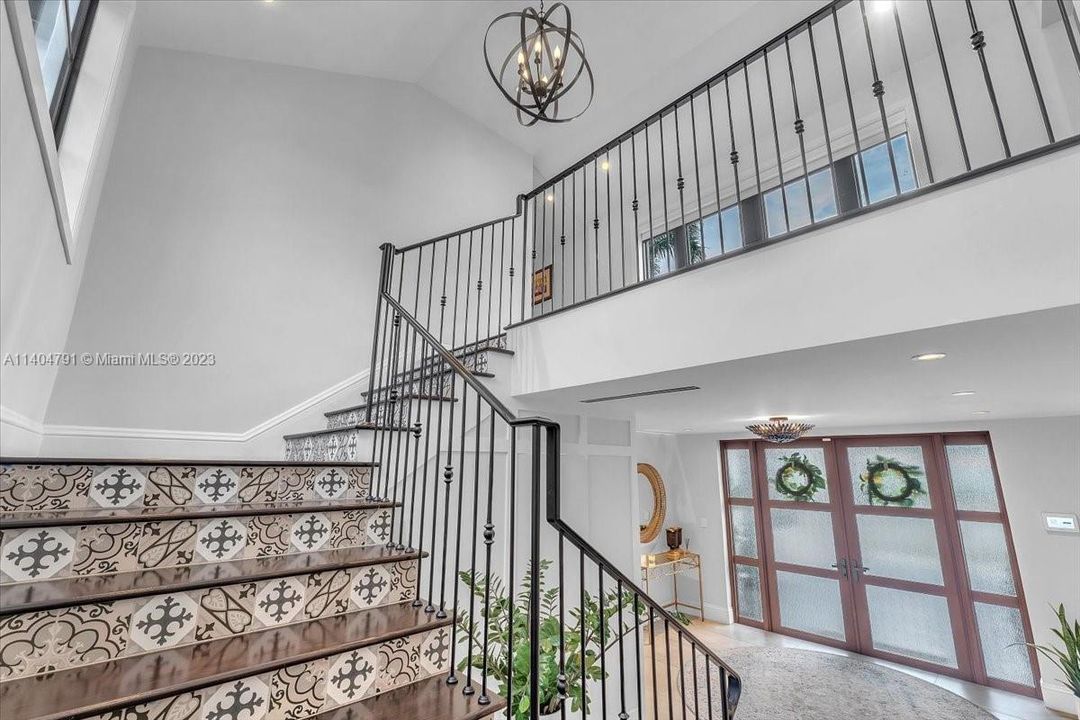 Vendido Recientemente: $2,799,000 (5 camas, 3 baños, 5715 Pies cuadrados)