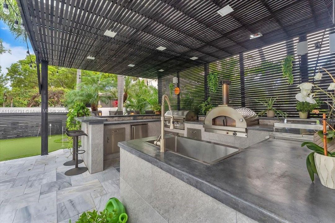 Vendido Recientemente: $2,799,000 (5 camas, 3 baños, 5715 Pies cuadrados)