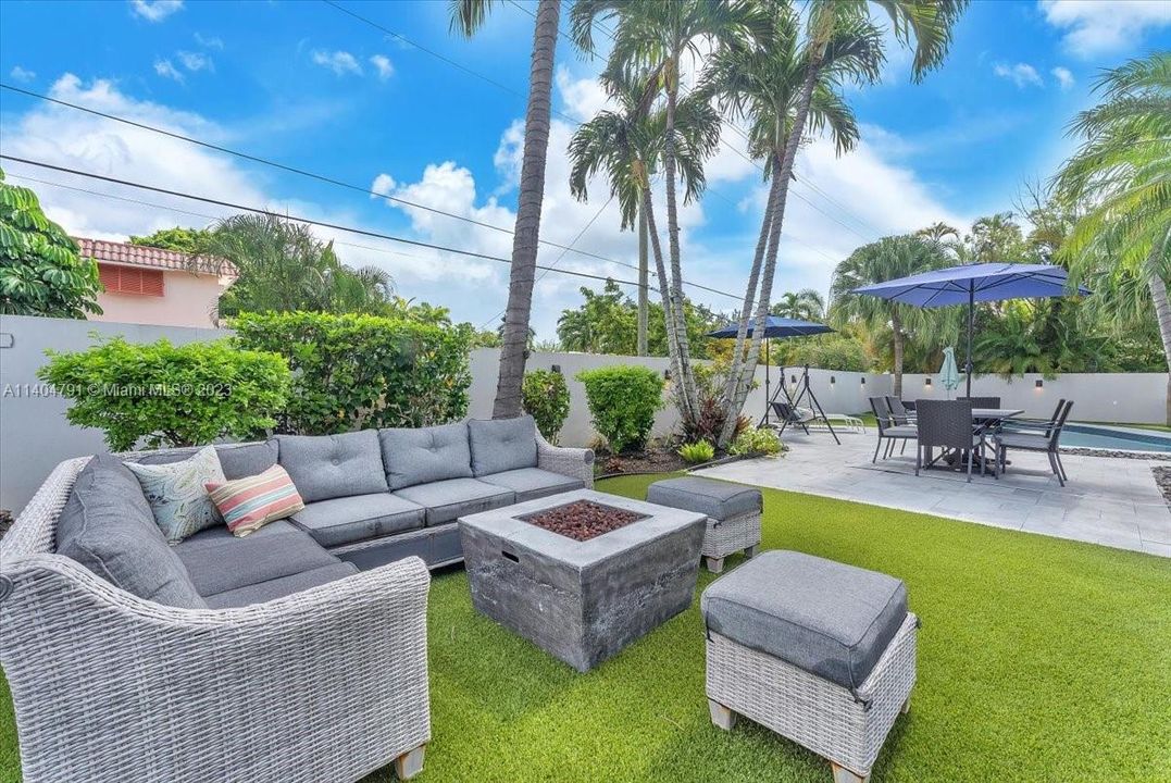 Recently Sold: $2,799,000 (5 beds, 3 baths, 5715 Square Feet)