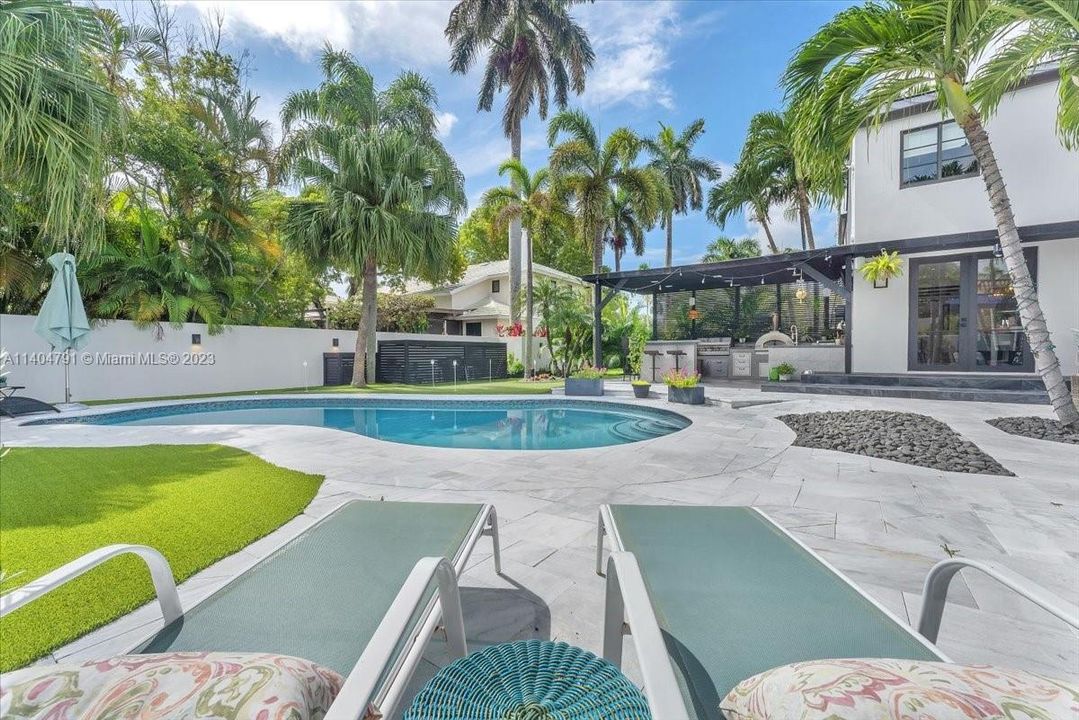 Recently Sold: $2,799,000 (5 beds, 3 baths, 5715 Square Feet)