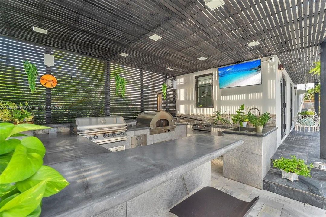 Vendido Recientemente: $2,799,000 (5 camas, 3 baños, 5715 Pies cuadrados)