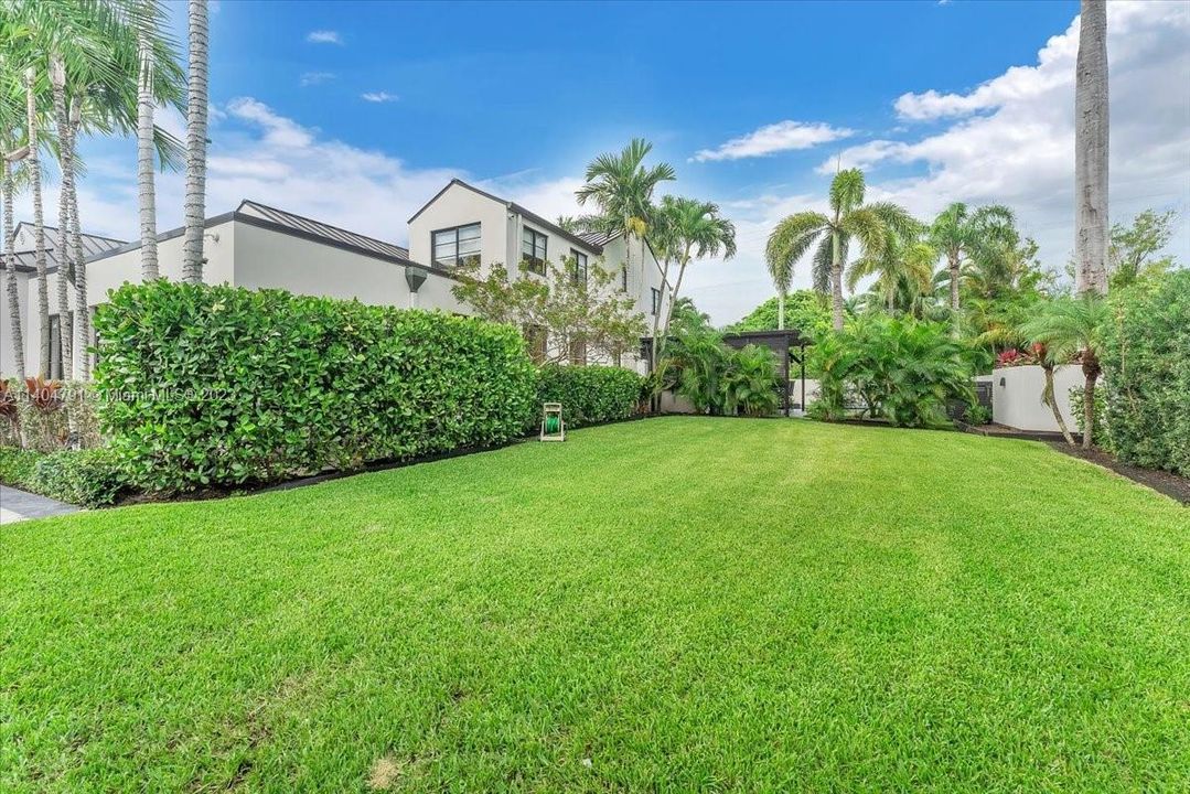 Recently Sold: $2,799,000 (5 beds, 3 baths, 5715 Square Feet)