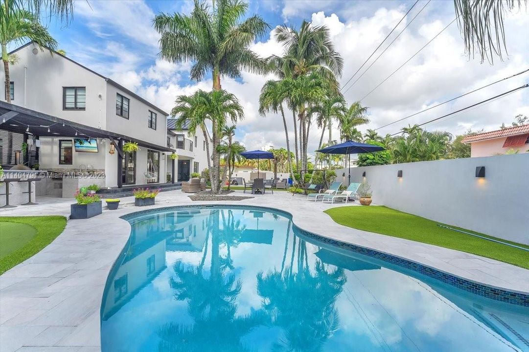 Vendido Recientemente: $2,799,000 (5 camas, 3 baños, 5715 Pies cuadrados)