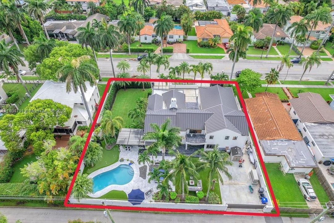 Vendido Recientemente: $2,799,000 (5 camas, 3 baños, 5715 Pies cuadrados)