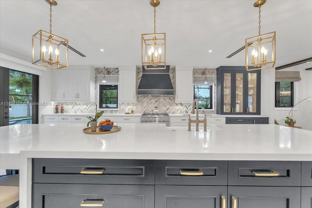 Recently Sold: $2,799,000 (5 beds, 3 baths, 5715 Square Feet)