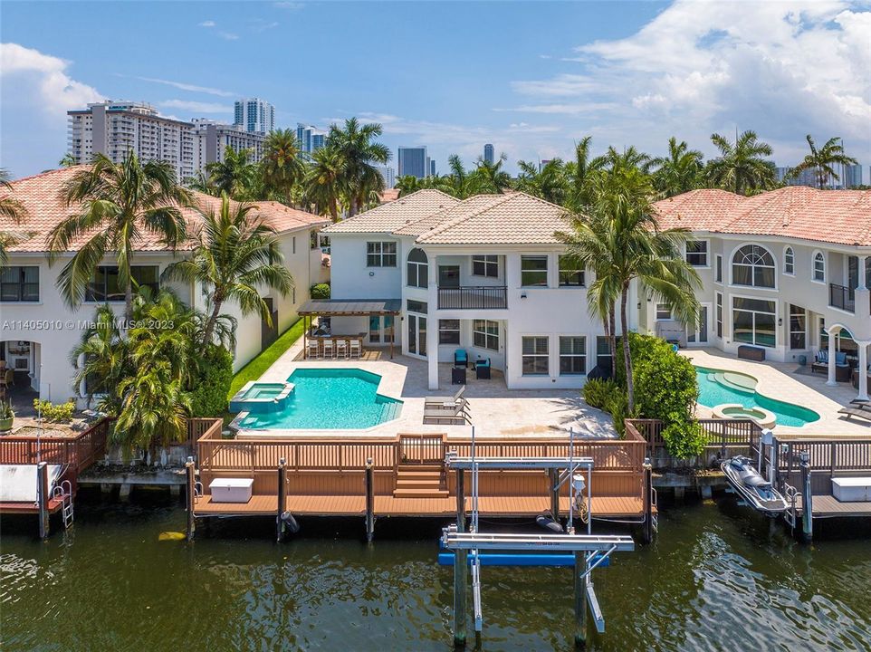 Recently Sold: $3,499,000 (5 beds, 4 baths, 4138 Square Feet)