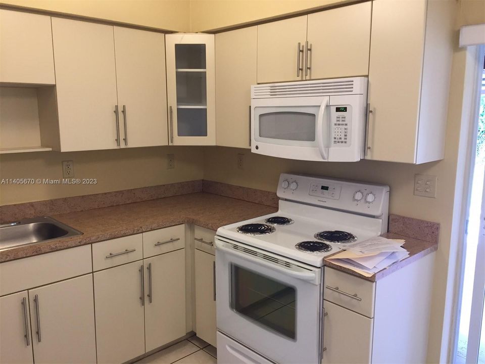 Recently Rented: $2,300 (2 beds, 1 baths, 1824 Square Feet)