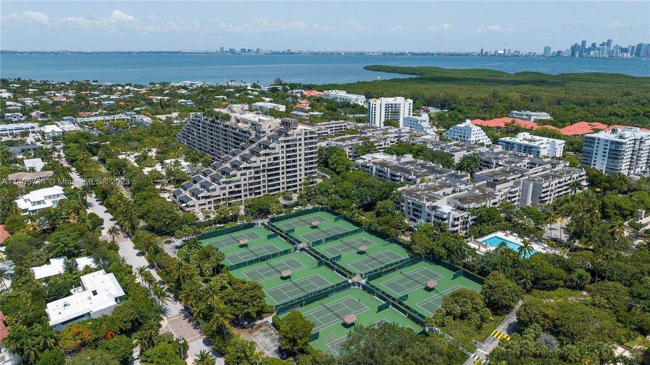 Recently Sold: $960,000 (2 beds, 2 baths, 1547 Square Feet)