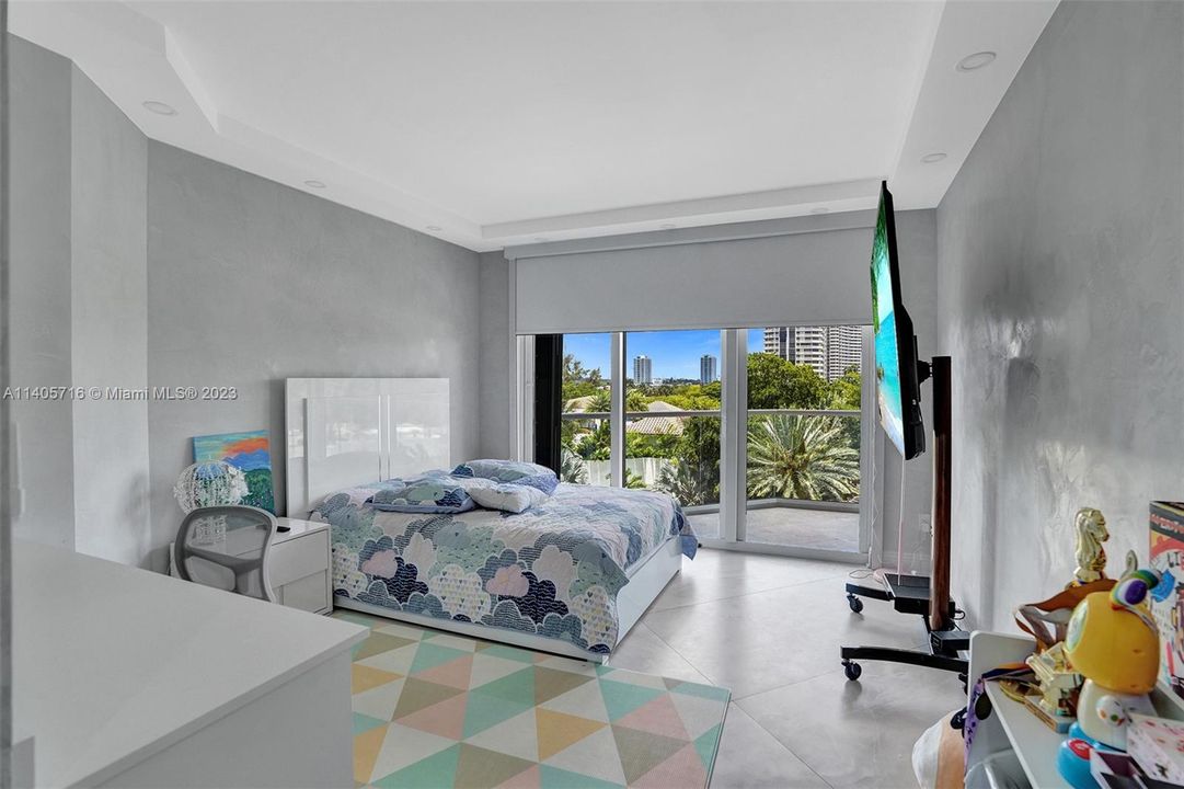 Недавно продано: $3,000,000 (4 спален, 4 ванн, 3340 Квадратных фут)