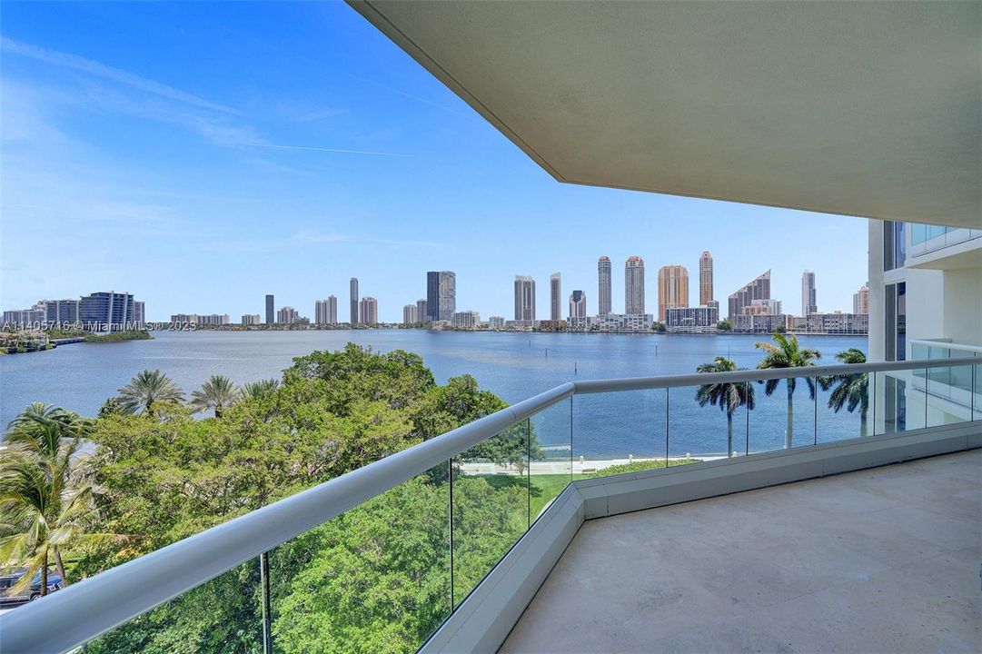 Недавно продано: $3,000,000 (4 спален, 4 ванн, 3340 Квадратных фут)